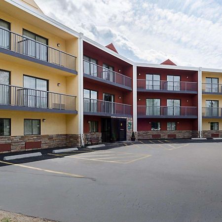 Quality Inn & Suites Устър Екстериор снимка