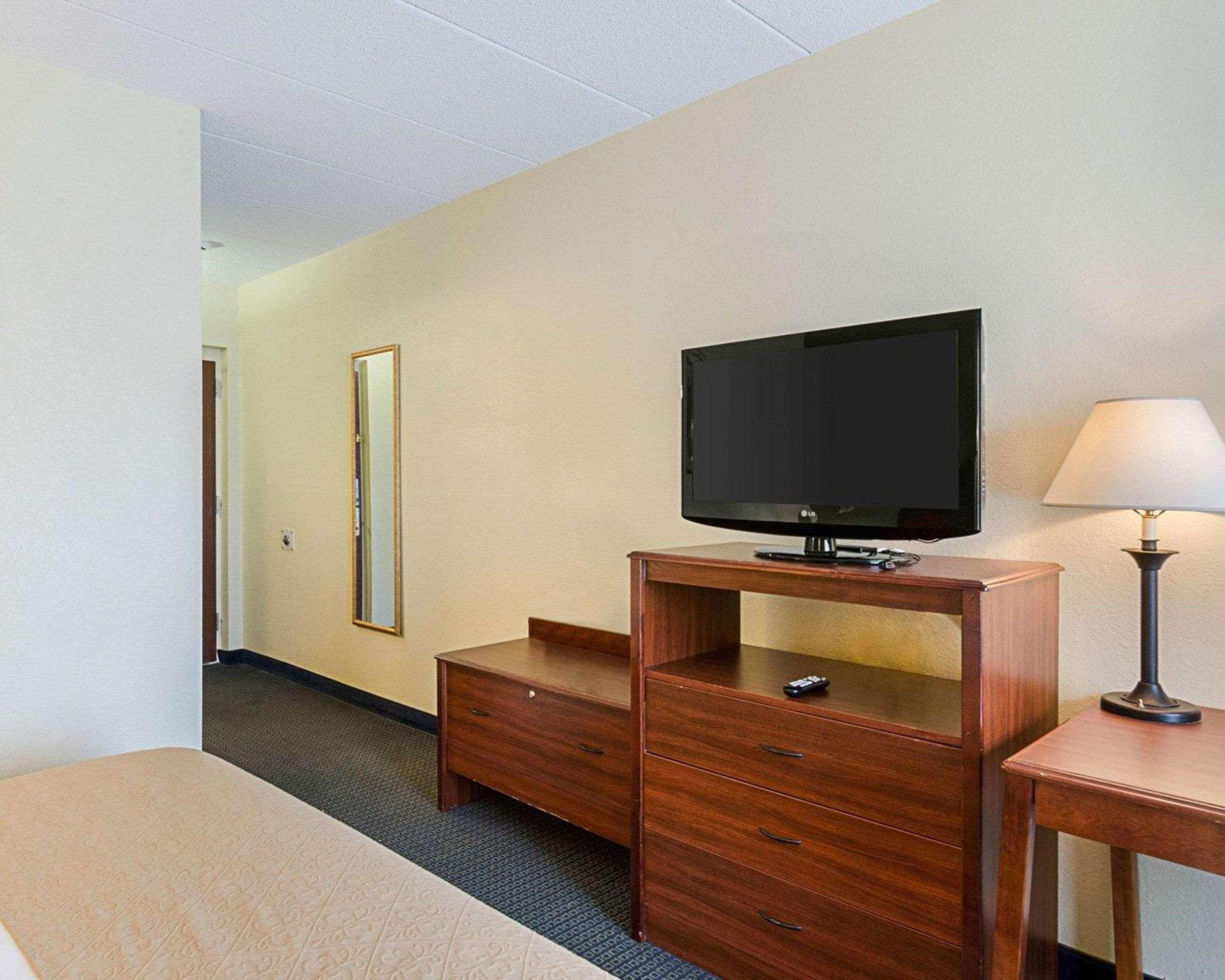 Quality Inn & Suites Устър Екстериор снимка