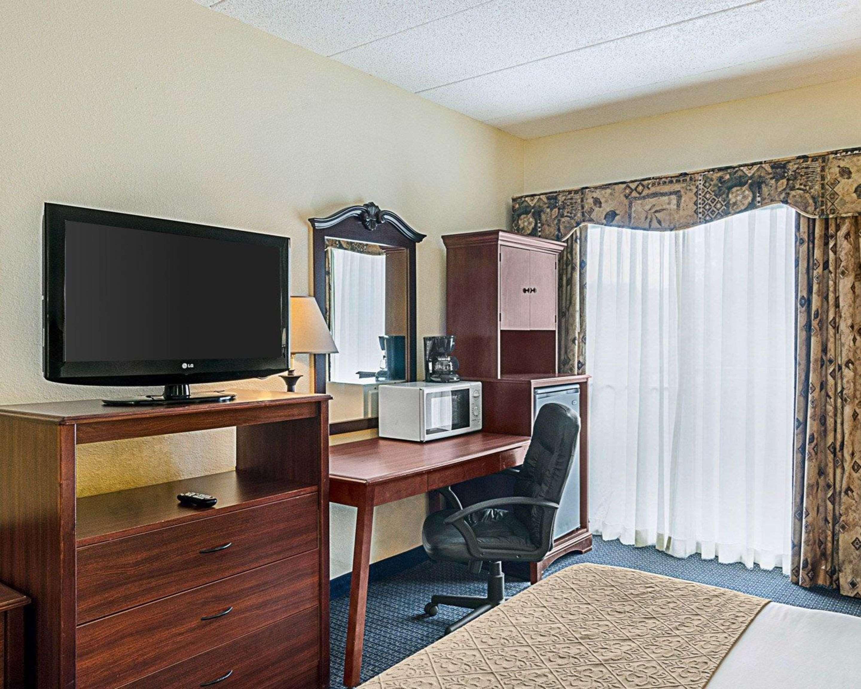 Quality Inn & Suites Устър Екстериор снимка