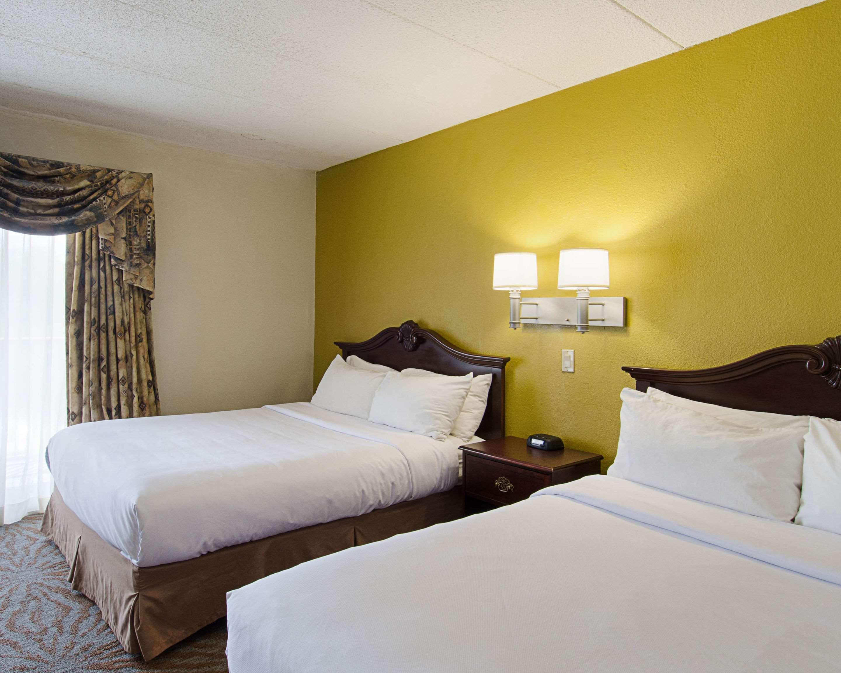 Quality Inn & Suites Устър Екстериор снимка