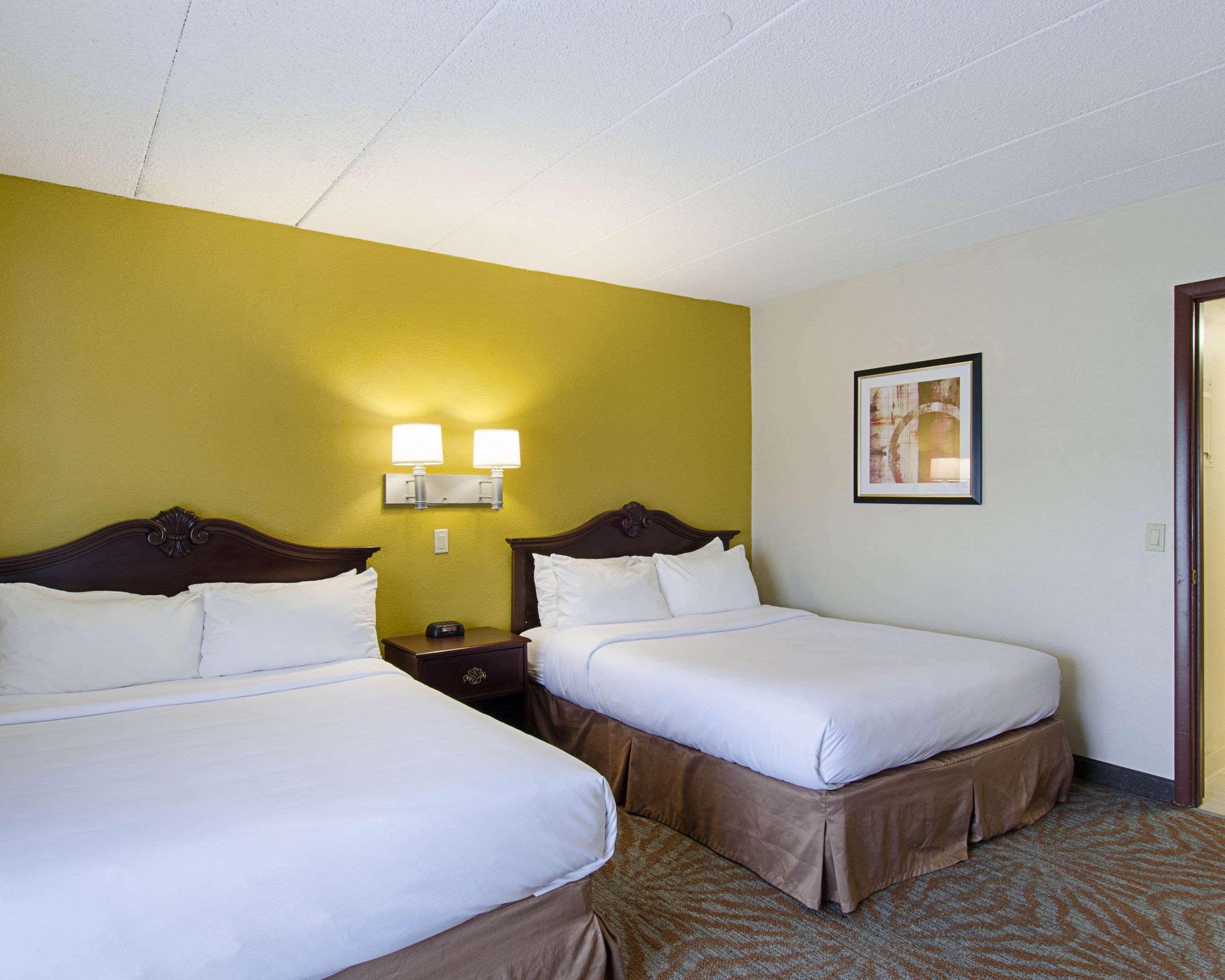 Quality Inn & Suites Устър Екстериор снимка