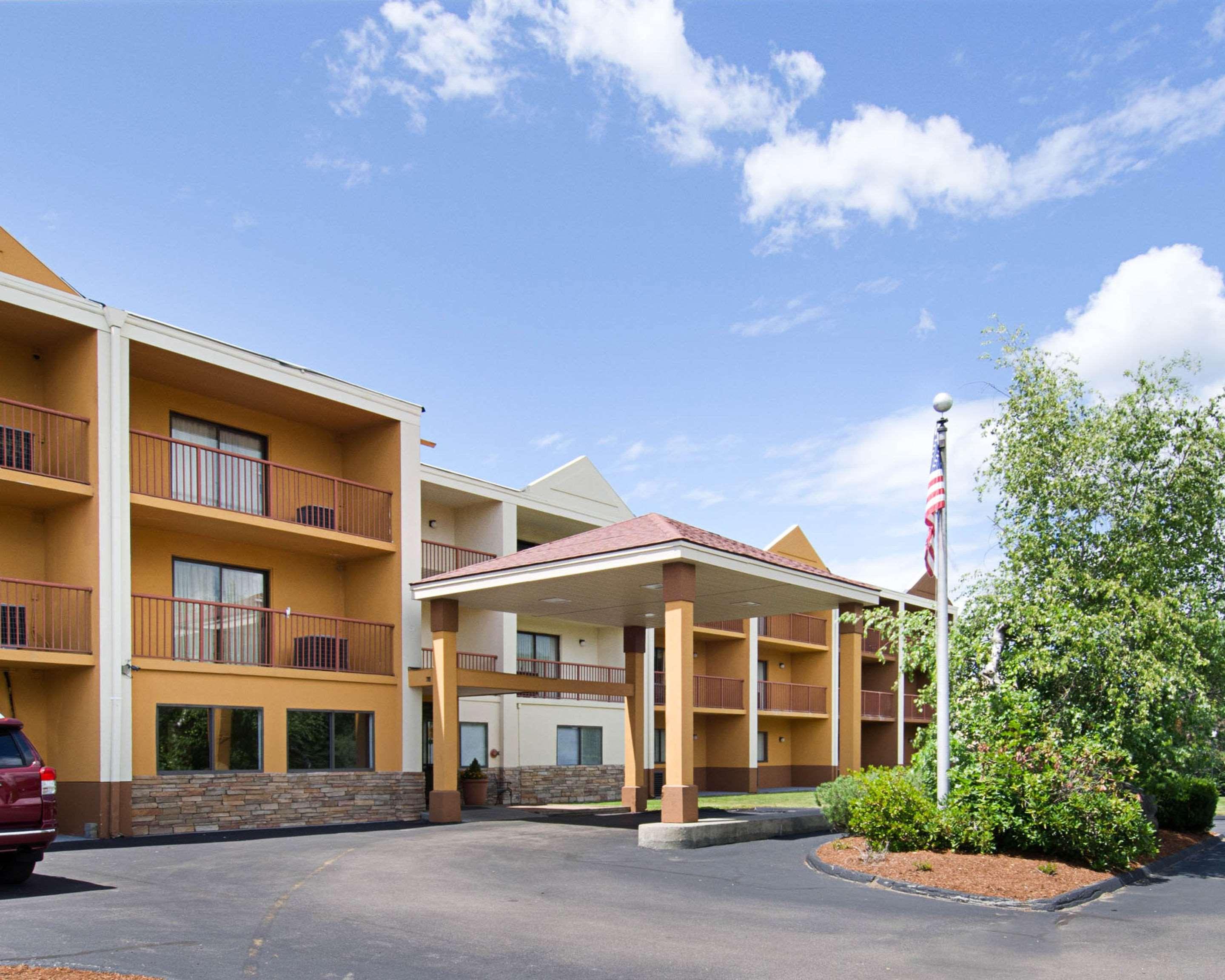 Quality Inn & Suites Устър Екстериор снимка