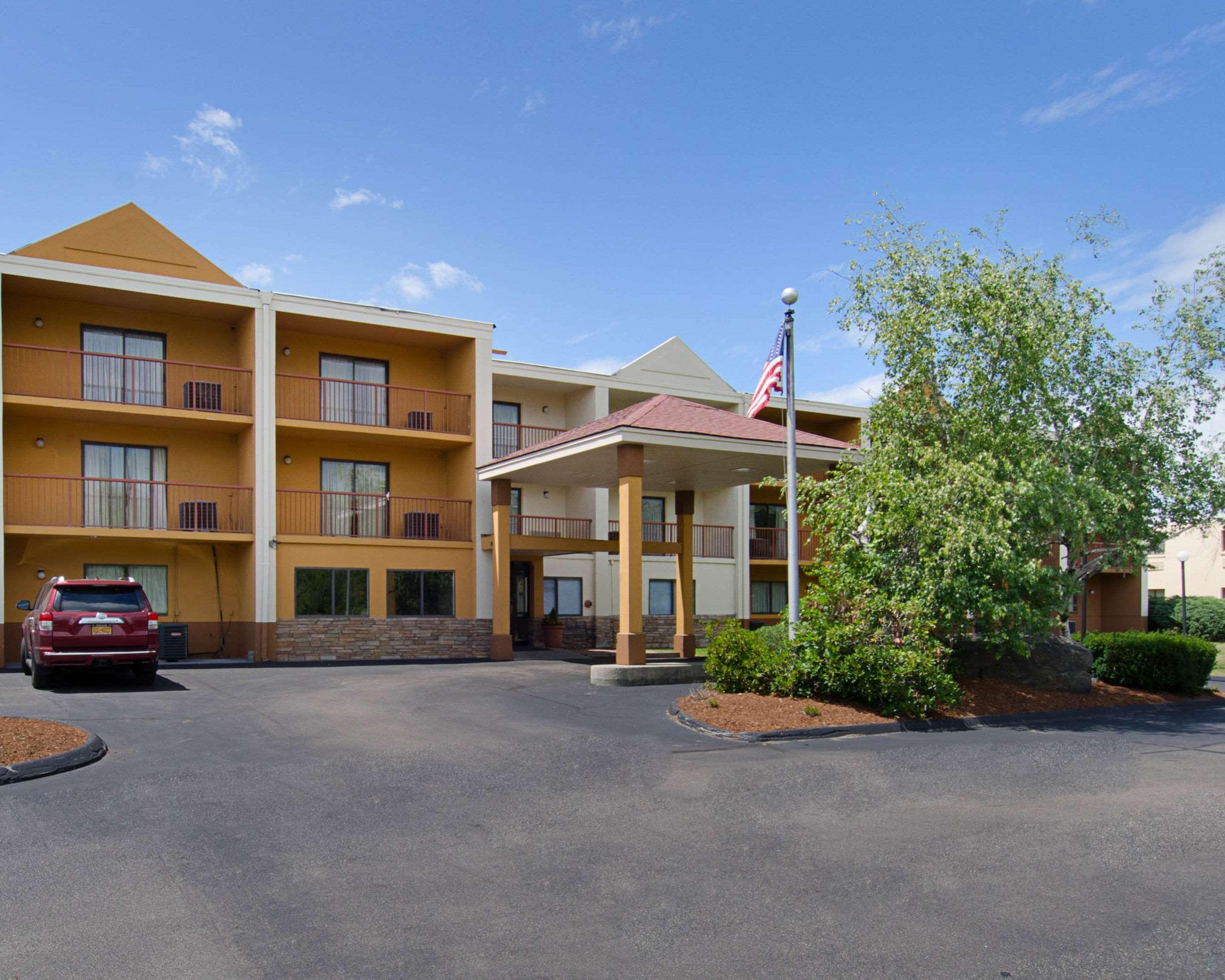 Quality Inn & Suites Устър Екстериор снимка