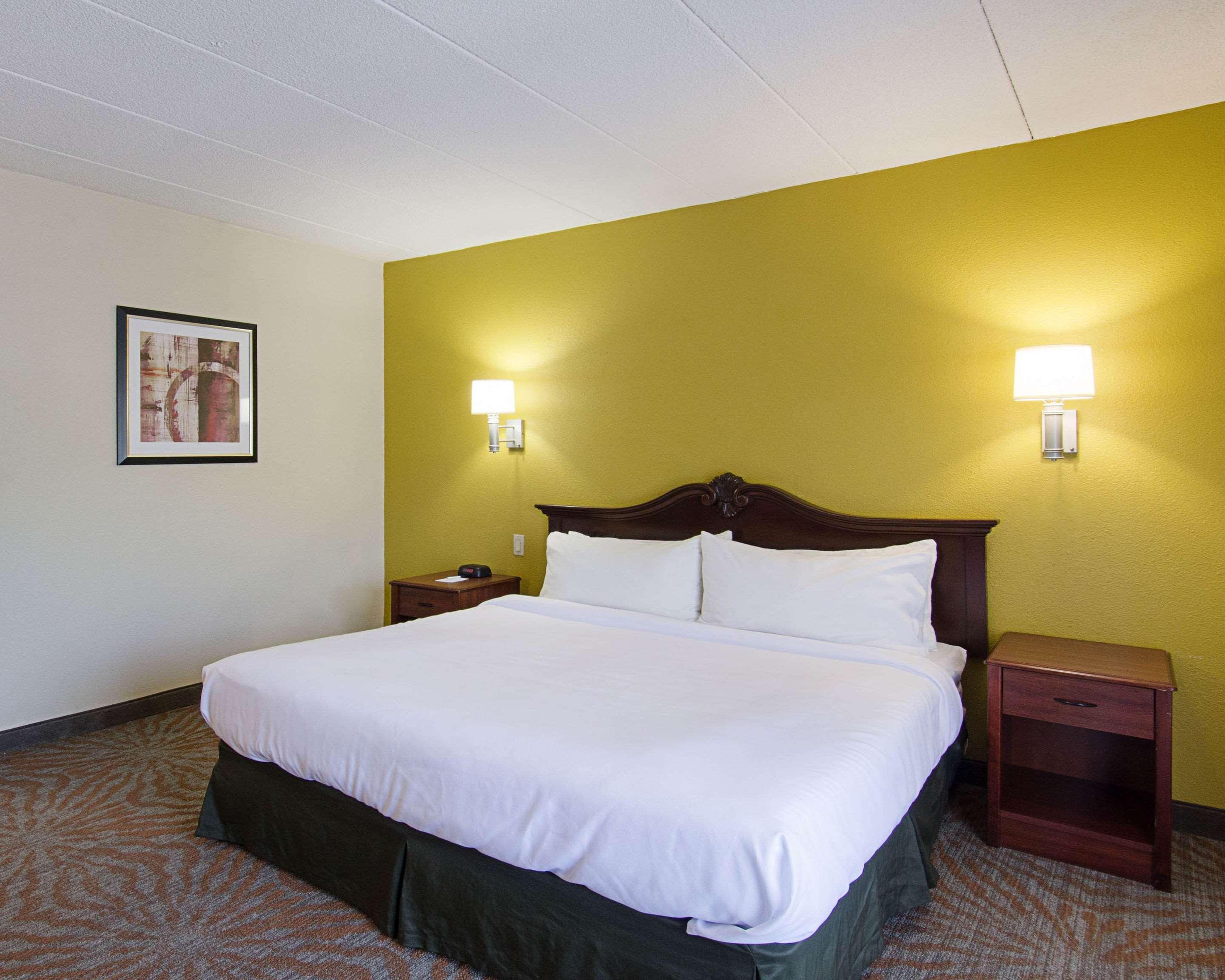 Quality Inn & Suites Устър Екстериор снимка