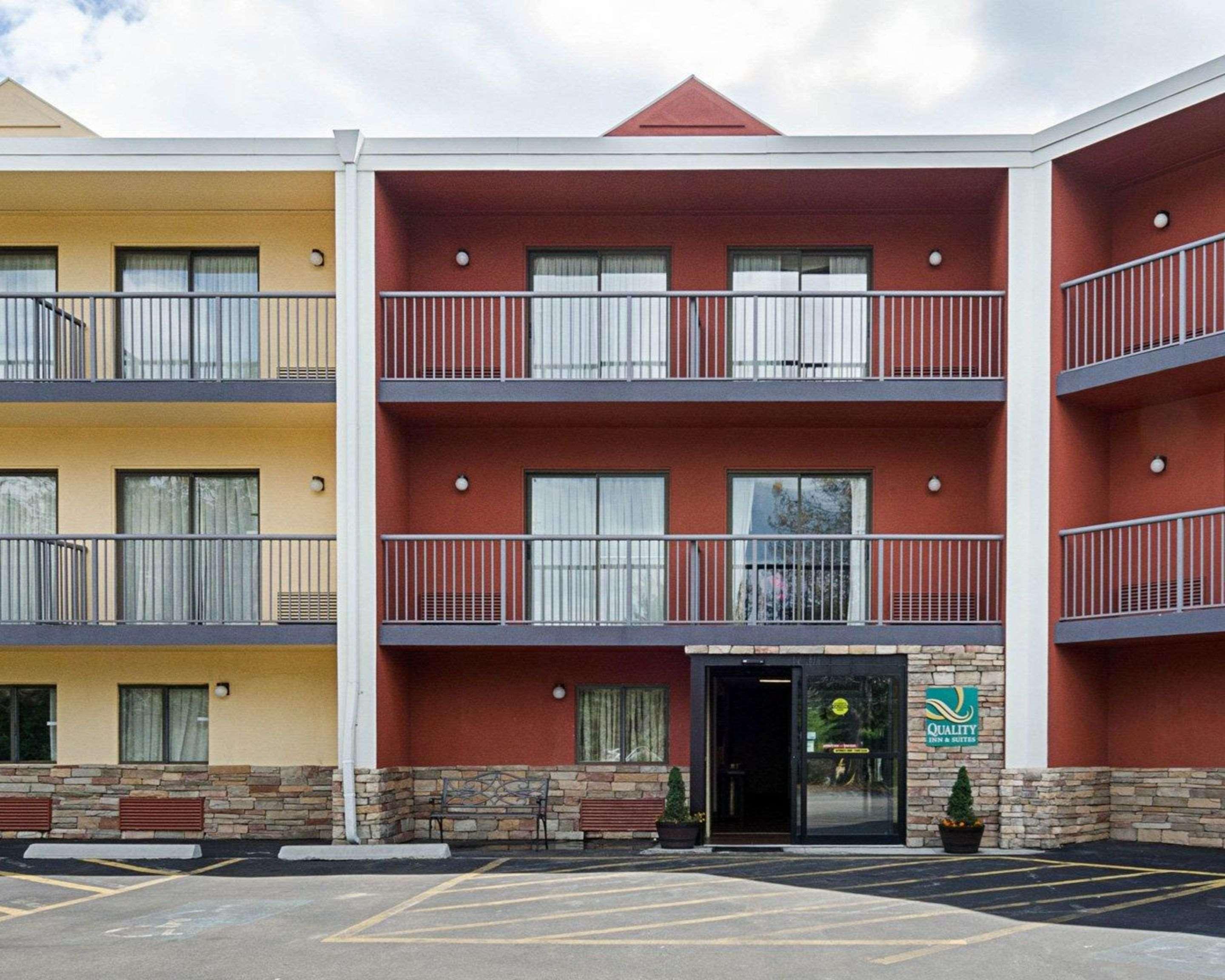 Quality Inn & Suites Устър Екстериор снимка