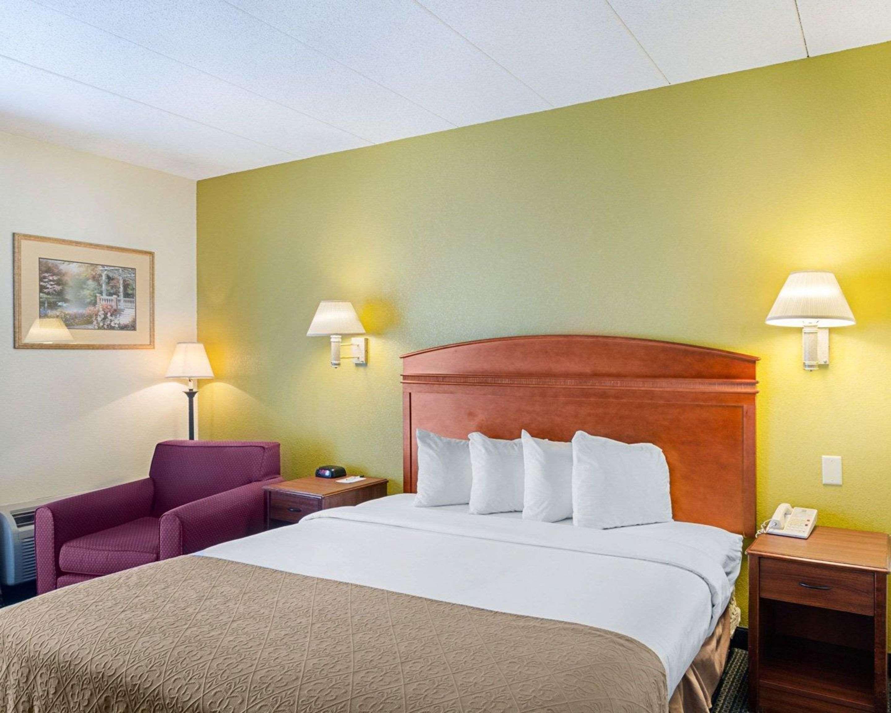 Quality Inn & Suites Устър Екстериор снимка