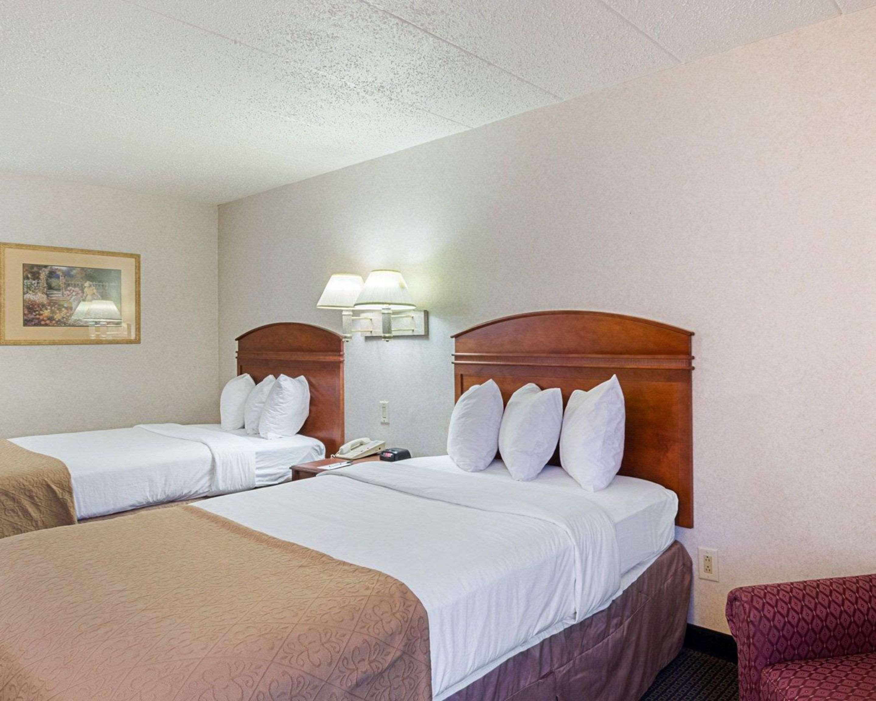 Quality Inn & Suites Устър Екстериор снимка