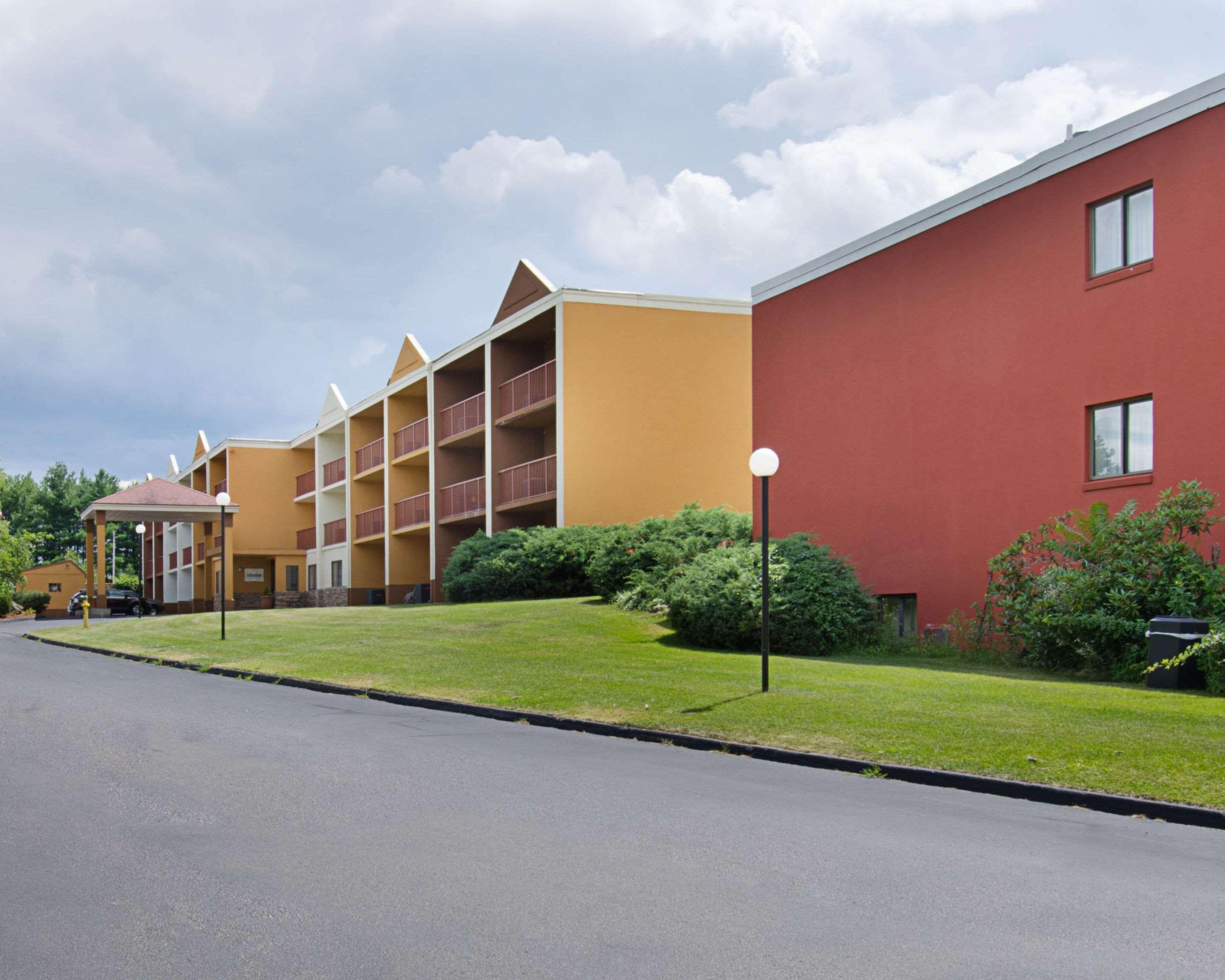 Quality Inn & Suites Устър Екстериор снимка