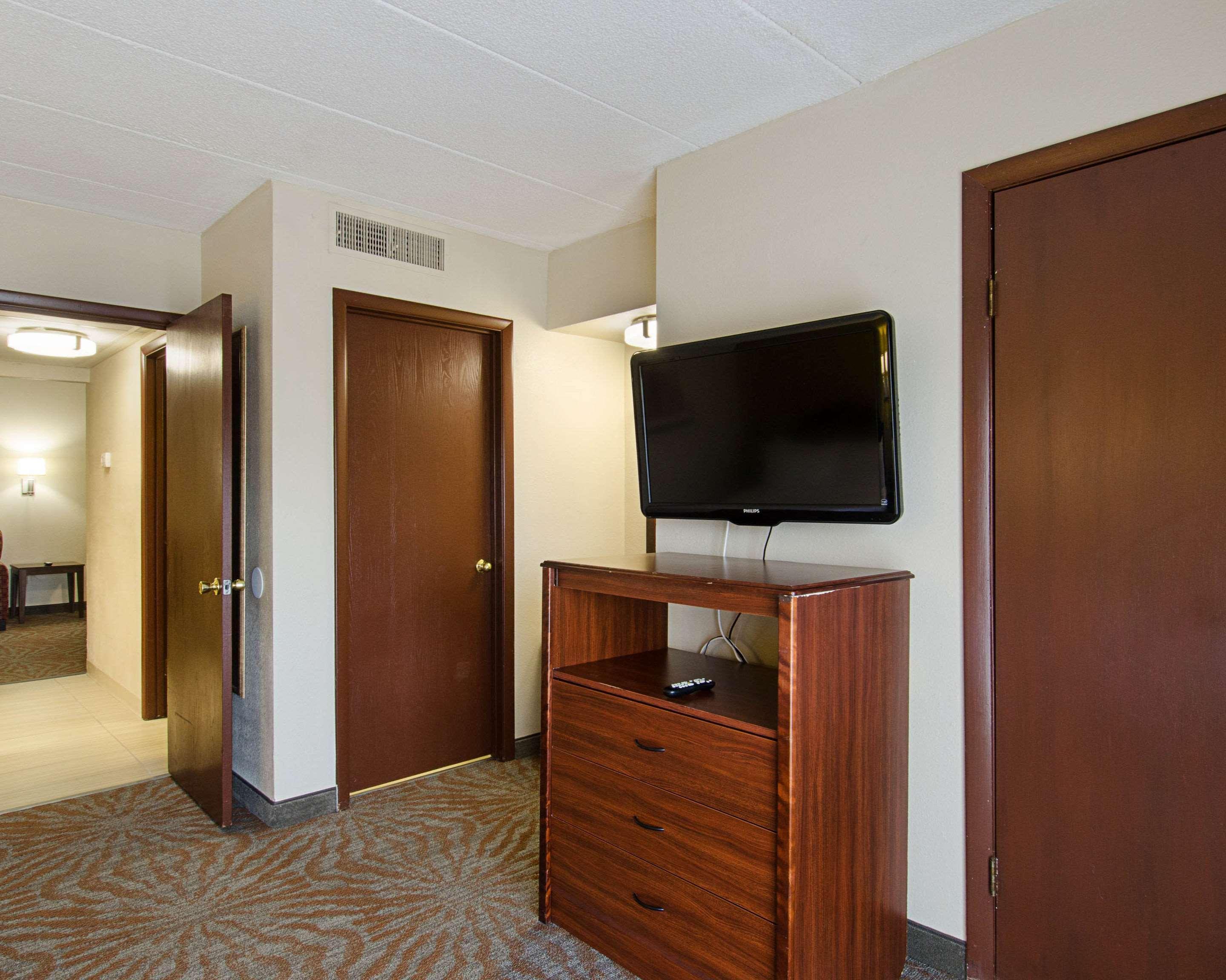 Quality Inn & Suites Устър Екстериор снимка