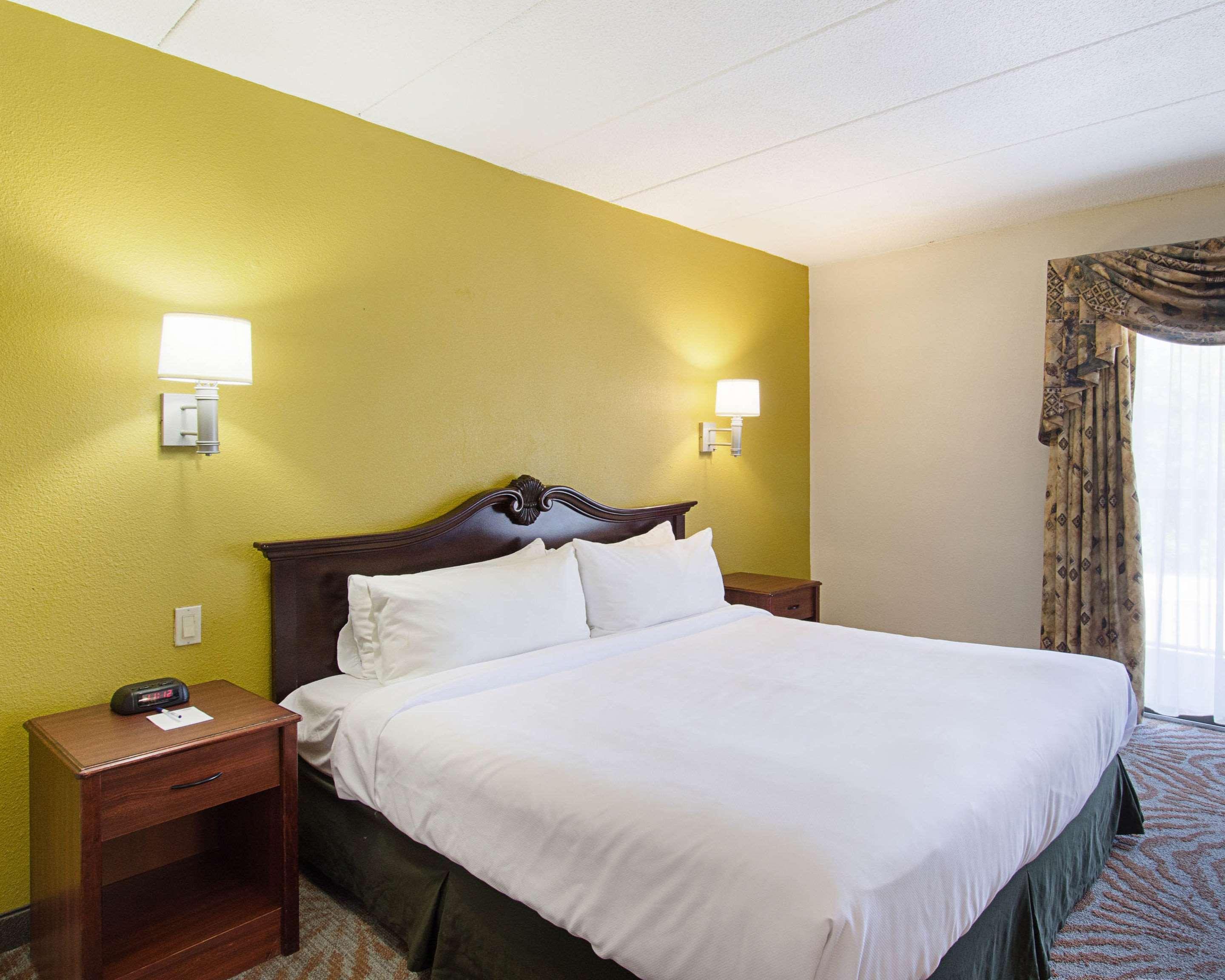 Quality Inn & Suites Устър Екстериор снимка