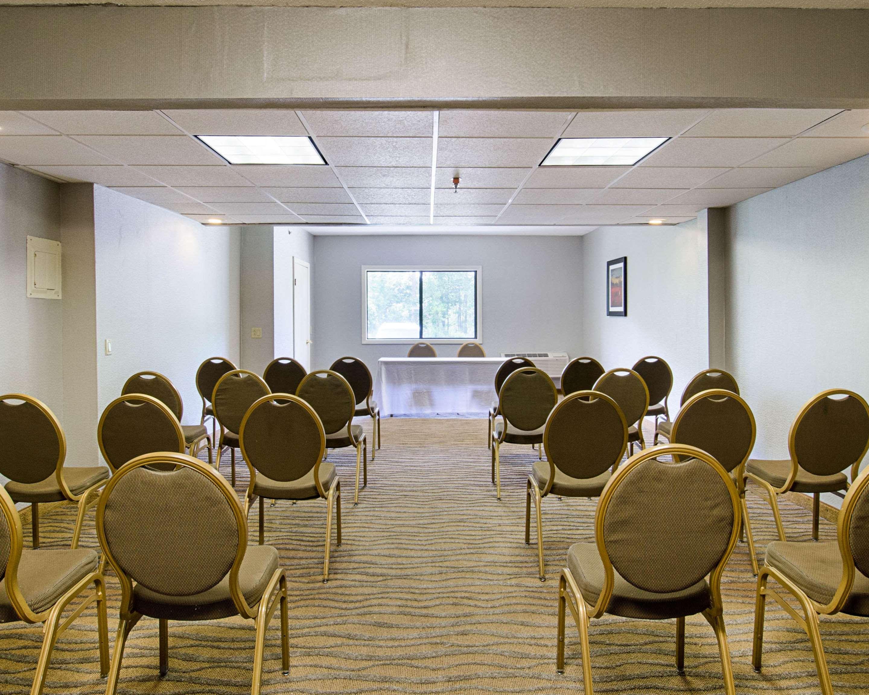 Quality Inn & Suites Устър Екстериор снимка