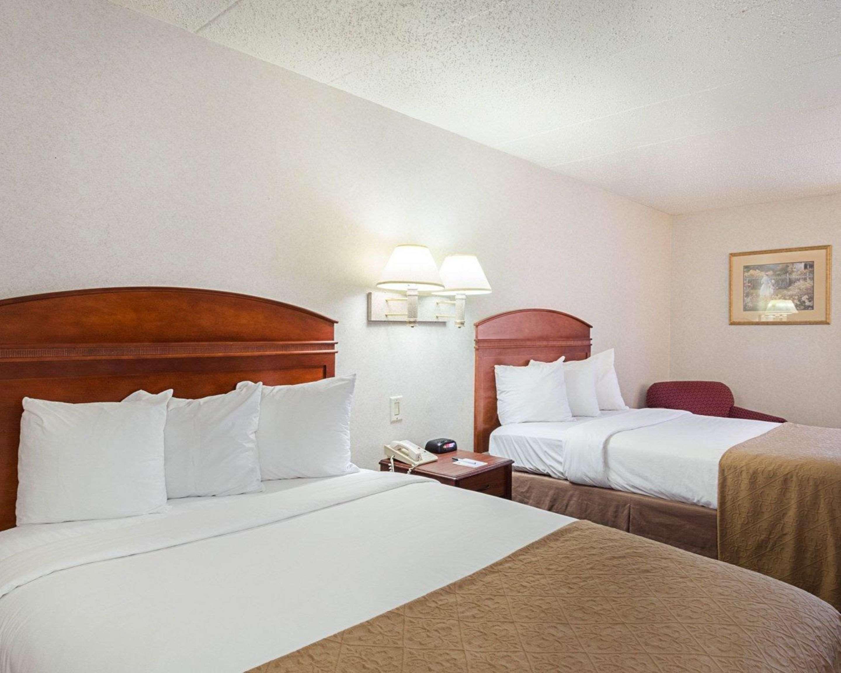 Quality Inn & Suites Устър Екстериор снимка